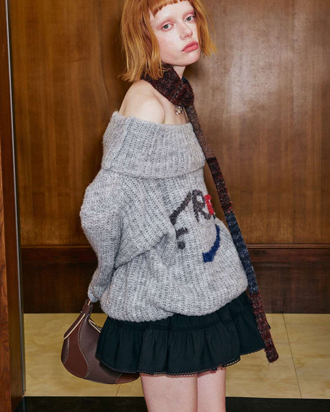 00 logo sweater